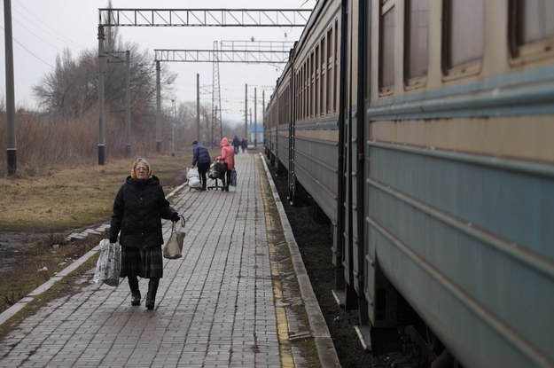 Ludzie na stacji kolejowej, która znajduje się niedaleko Doniecka. /STANISLAV KOZLIUK /PAP/EPA