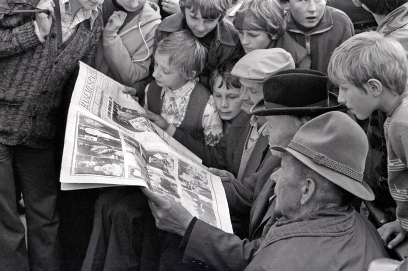 Ludzie na ulicach Krakowa czytają specjalne wydanie "Tygodnika Powszechnego" poświęcone nowemu papieżowi /Wojtek Laski /East News