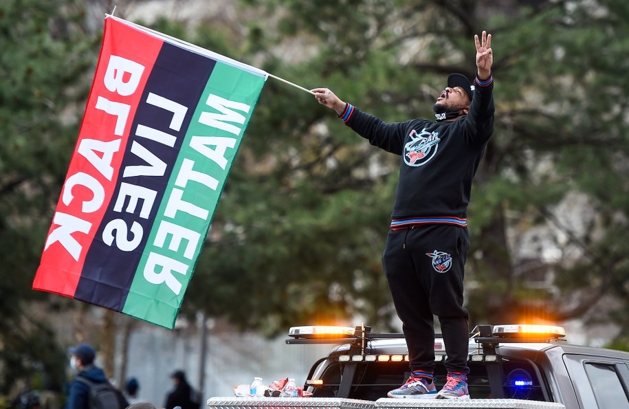 Ludzie na ulicach świętowali po tym, jak były funkcjonariusz policji w Minneapolis Derek Chauvin został uznany winnym wszystkich zarzutów śmierci George'a Floyda w Minneapolis /Craig Lassig /PAP/EPA