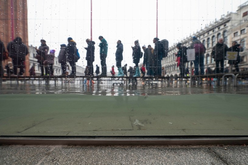 Ludzie na zalanym Placu Świętego Marka w Wenecji. Bazylikę chronią szklane bariery /ANDREA PATTARO/AFP/East News /East News