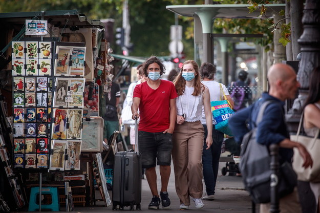 Ludzie noszący ochronne maski na twarzach, spacerując po Paryżu /CHRISTOPHE PETIT TESSON /PAP/EPA
