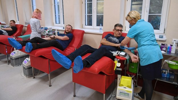 Ludzie oddają krew w Regionalnym Centrum Krwiodawstwa i Krwiolecznictwa w Gdańsku /Adam Warżawa /PAP
