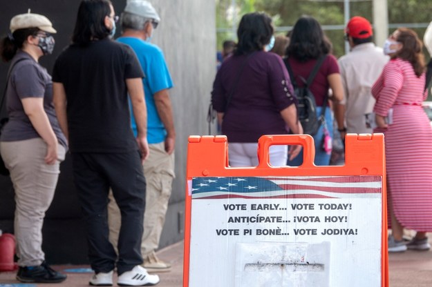 Ludzie oddający głos we wczesnym głosowaniu /CRISTOBAL HERRERA-ULASHKEVICH /PAP/EPA