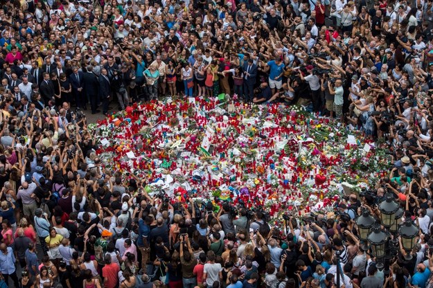 Ludzie oddający hołd ofiarom zamachu w Barcelonie /QUIQUE GARCIA /PAP/EPA