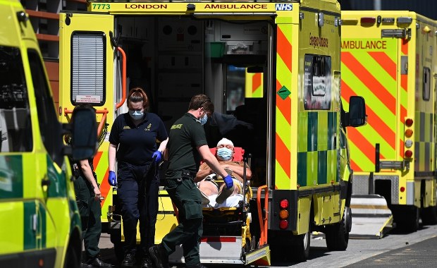 "Ludzie odnoszą wrażenie, że przechodzą przeziębienie". Ostrzeżenie ws. wariantu Delta