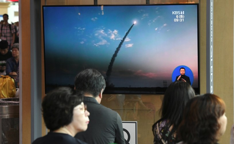 Ludzie oglądają transmisję z próby rakietowej Korei Płn. /JUNG YEON-JE / AFP /AFP