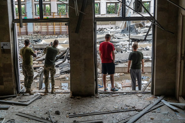 Ludzie oglądają zniszczony kompleks sportowy Narodowego Uniwersytetu Technicznego w Charkowie /Mykola Kalyeniak /PAP/EPA