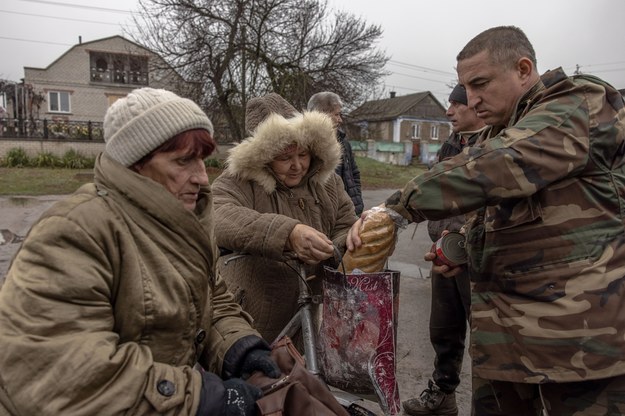 Ludzie otrzymujący chleb w ramach pomocy humanitarnej w okolicach obwodu chersońskiego na południu Ukrainy. /ROMAN PILIPEY /PAP/EPA