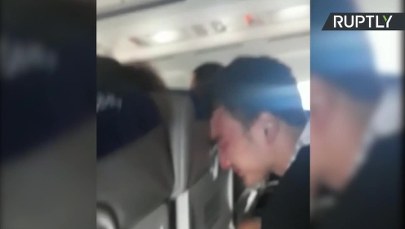 Ludzie płakali, pilot wzywał Allaha. Awaryjne lądowanie samolotu po wybuchu silnika 