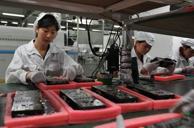 Ludzie pracujący w jednej z chińskich fabryk Foxconn /AFP