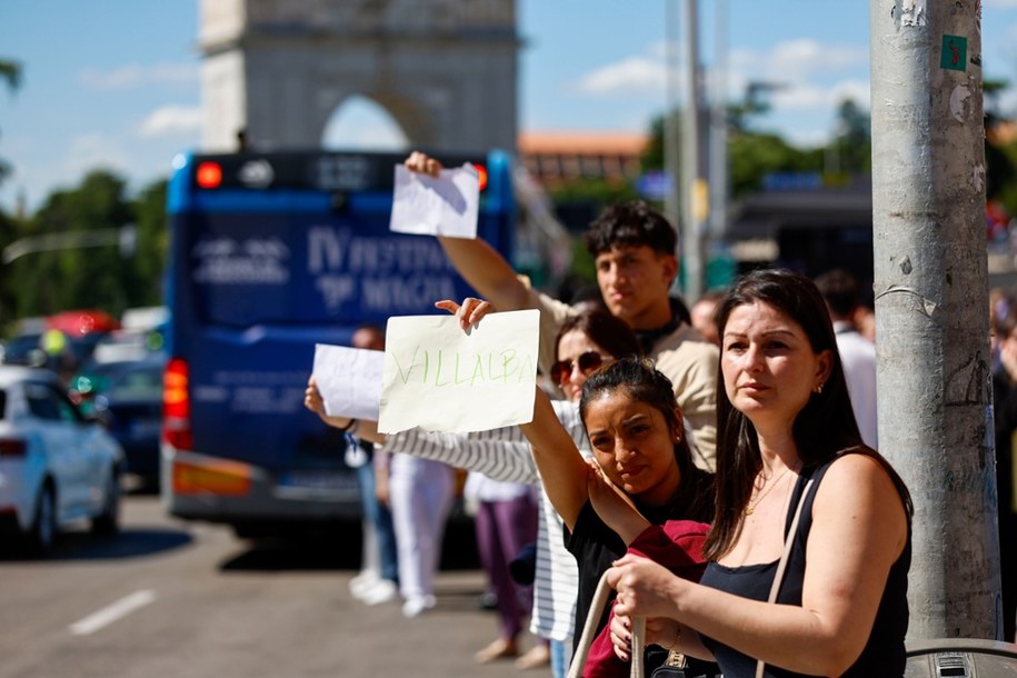 Ludzie próbują wrócić do domu autostopem po przerwie w dostawie prądu w Madrycie /PAP/EPA/RODRIGO JIMENEZ /EPA