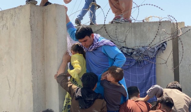 Ludzie, próbujący przedostać się na teren lotniska w Kabulu /STRINGER /PAP/EPA