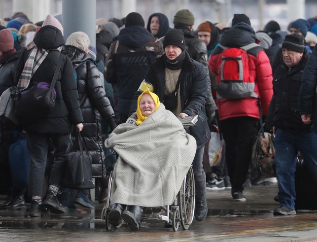Ludzie próbujący wydostać się z dworca w Kijowie /SERGEY DOLZHENKO /PAP/EPA