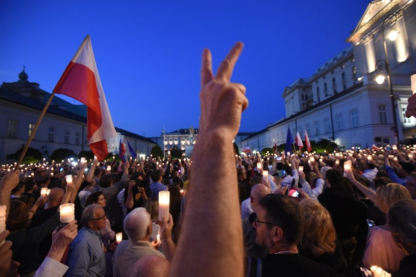 Ludzie protestują na ulicach przeciwko zmianom w sądownictwie! /Kaczmarek /Reporter
