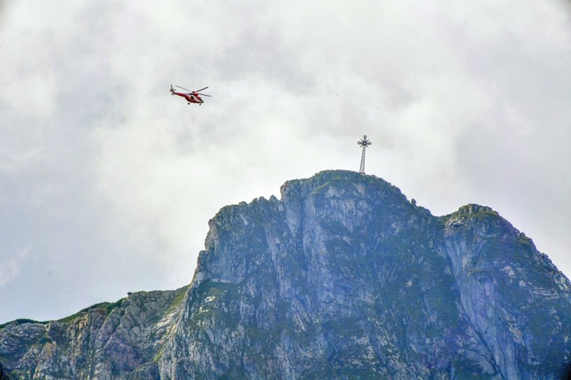 Ludzie przebywający na szlaku na Giewont, w trakcie uderzeń piorunów odpadali od łańcuchów i spadali ze zbocza góry /Paweł Murzyn  /East News