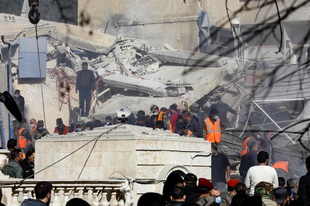 Ludzie przed ruinami budynku w Damaszku /LOUAI BESHARA /East News
