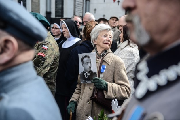 Ludzie przed warszawskim kościołem pw. św. Karola Boromeusza /Jakub Kamiński   /PAP