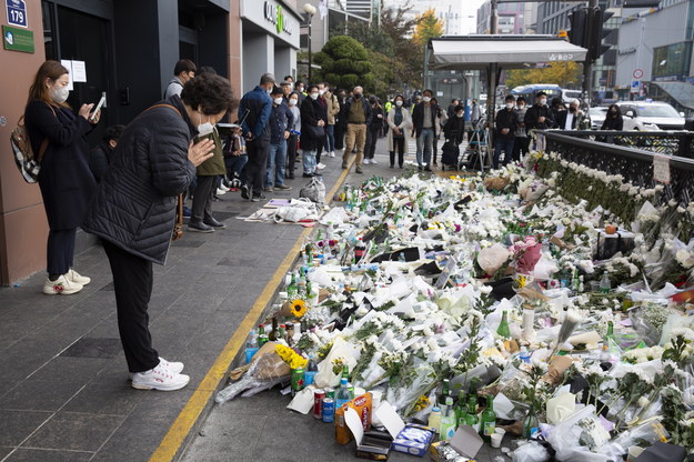 Ludzie składają kwiaty na miejscu tragedii w Seulu /JEON HEON-KYUN /PAP/EPA