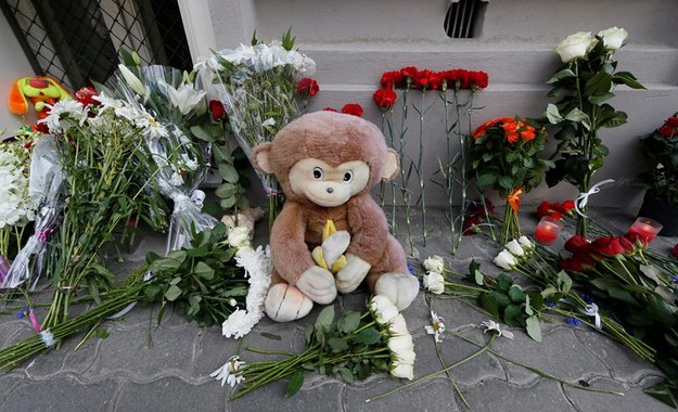 Ludzie składają kwiaty, znicze i maskotki pod ambasadą Holandii w Rosji /YURI KOCHETKOV /PAP/EPA