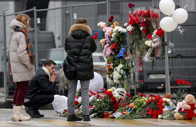 Ludzie składający kwiaty w miejscu zamachu /MAXIM SHIPENKOV    /PAP/EPA