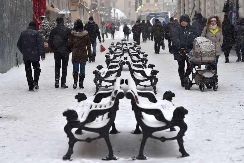 Ludzie spacerują w centrum Lwowa. Odra dotarła już do tego miasta. /AFP