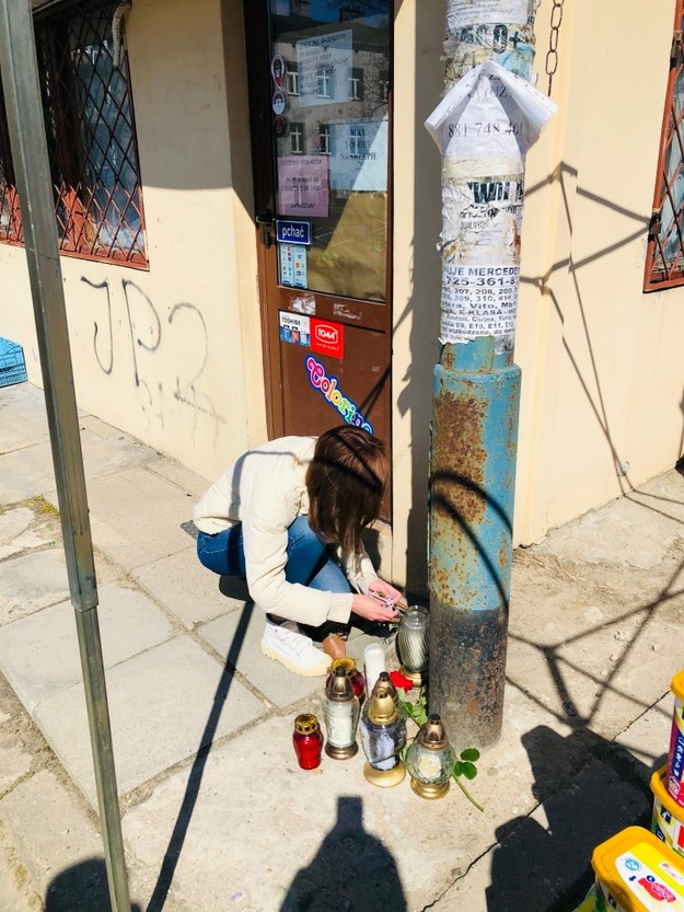 Ludzie stawiają znicze przed sklepem zamordowanego /Agnieszka  Wyderka /RMF FM