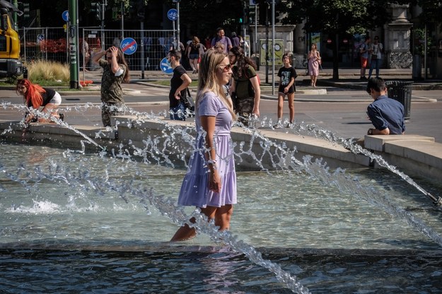 Ludzie szukają orzeźwienia w fontannie na Piazza Castello w bardzo upalny dzień w Mediolanie /MATTEO CORNER /PAP/EPA