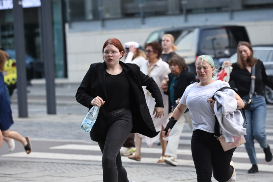 Ludzie uciekają po strzelaninie w centrum handlowym /OLAFUR STEINAR GESSTSSON /PAP/EPA