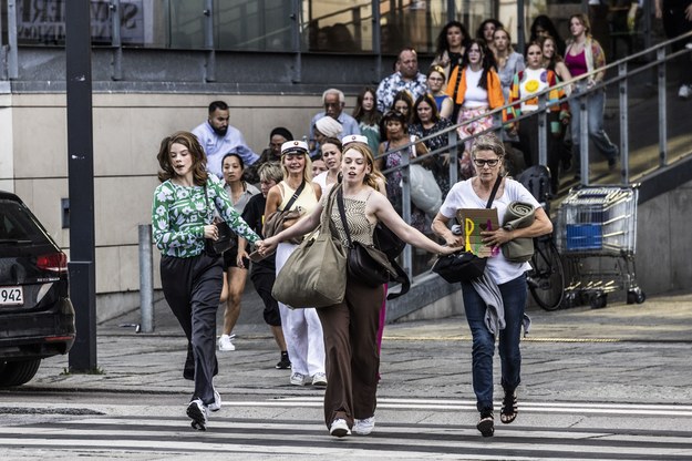 Ludzie uciekający w popłochu z centrum handlowego Fields w Kopenhadze /Olafur Steinar Rye Gestsson /PAP/EPA