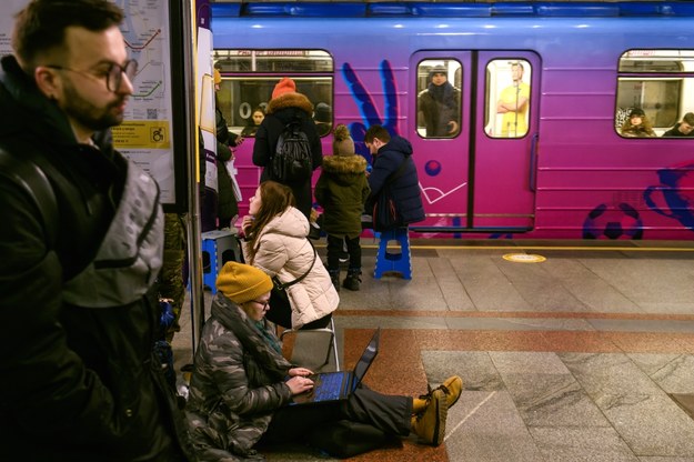 Ludzie ukrywają się na stacji metra podczas zmasowanego rosyjskiego ataku rakietowego w Kijowie /Vladyslav Musiienko /PAP