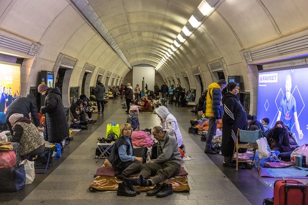 Ludzie ukrywający się w schronie w jednej ze stacji kijowskiego metra /ROMAN PILIPEY /PAP/EPA