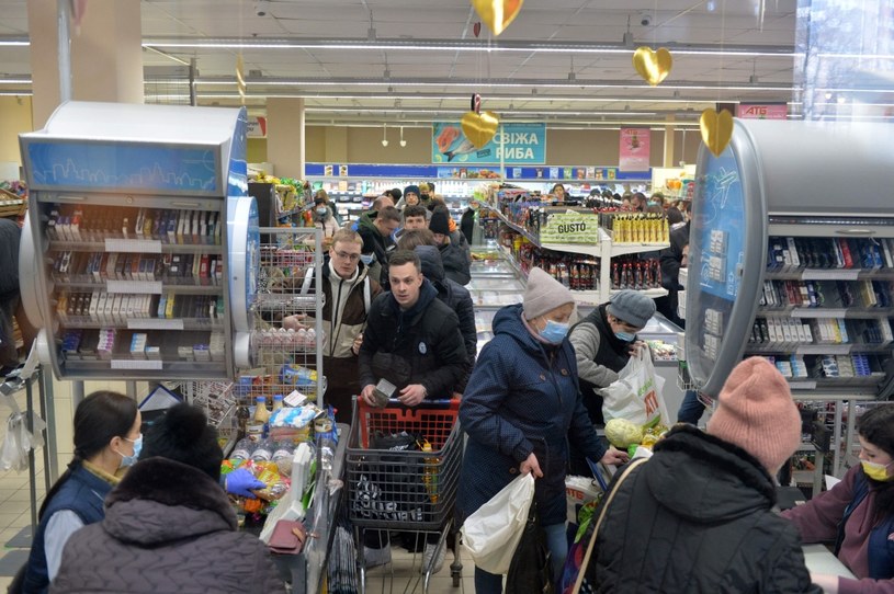 Ludzie ustawiają się w kolejkach do kas w supermarkecie w Charkowie, 24 lutego 2022 r. /AFP