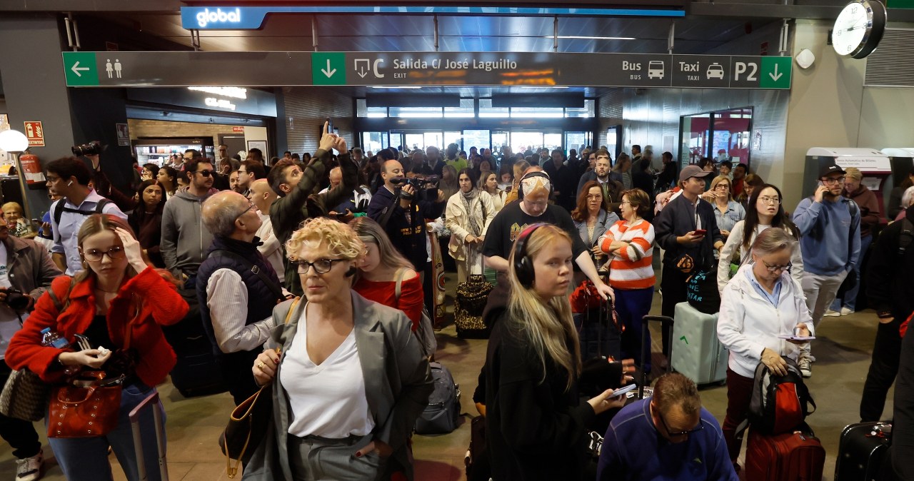 Ludzie utknęli w pociągach i na stacjach. Minister mówi o sabotażu