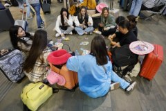 Ludzie utknęli w pociągach i na stacjach. Minister mówi o sabotażu