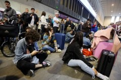 Ludzie utknęli w pociągach i na stacjach. Minister mówi o sabotażu