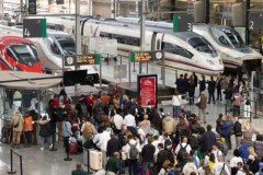 Ludzie utknęli w pociągach i na stacjach. Minister mówi o sabotażu