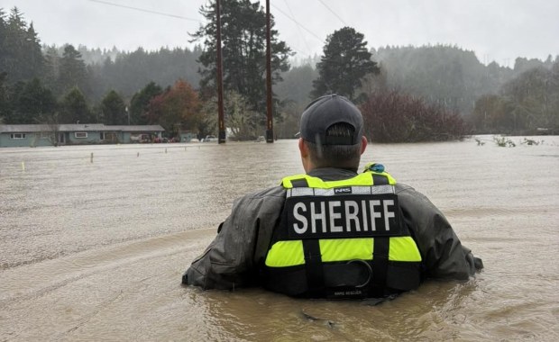 Ludzie uwięzieni w samochodach, drogi zawalone błotem. Stan wyjątkowy w hrabstwie Los Angeles
