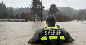 Ludzie uwięzieni w samochodach, drogi zawalone błotem. Stan wyjątkowy w hrabstwie Los Angeles