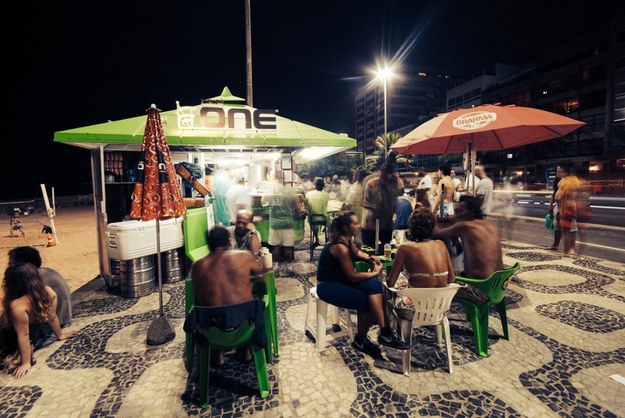 Ludzie w barze przy plaży Ipanema w Rio de Janeiro. /Shutterstock