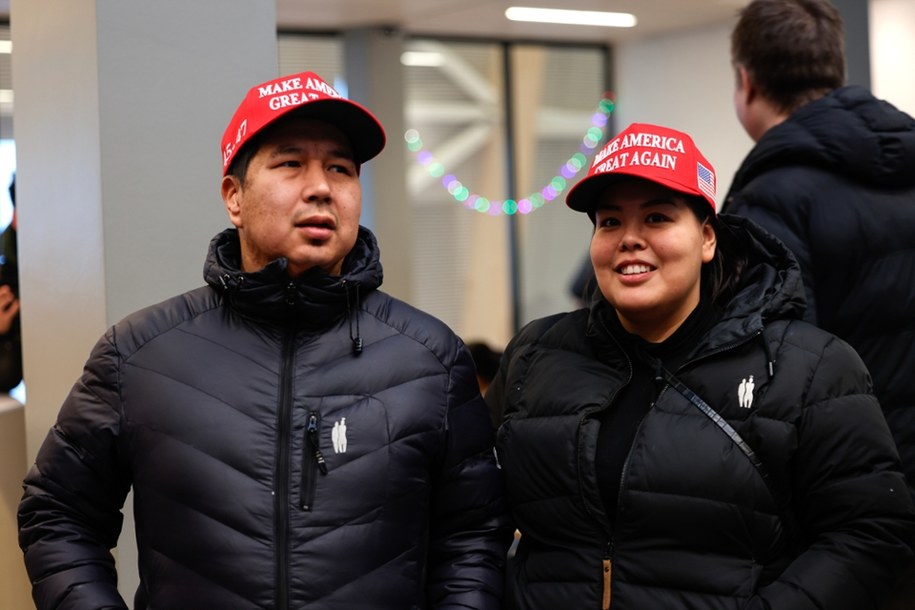 Ludzie w grenladzkim mieście Nuuk, w trakcie wizyty Donalda Trumpa juniora, ubrani w czapki z hasłem Donalda Trumpa "Make America Great Again - Uczyńmy Amerykę ponownie wielką". 07.01.2025 r. /EMIL STACH /PAP/EPA