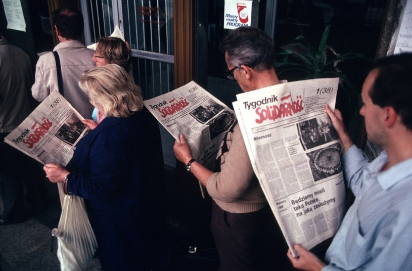 Ludzie w kolejce czytający pierwszy numer "Tygodnika Solidarność" /Chris Niedenthal /Agencja FORUM