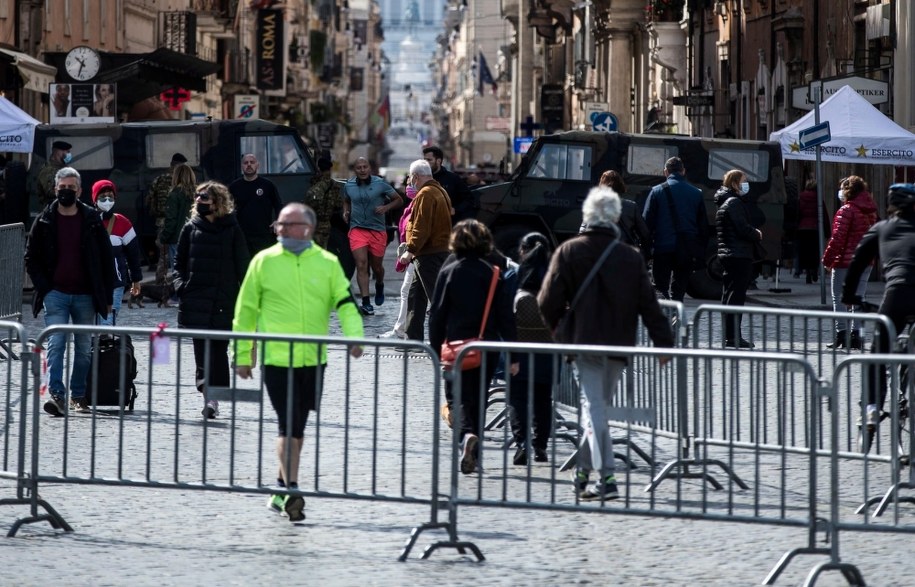 Ludzie w Rzymie /ANGELO CARCONI /PAP/EPA