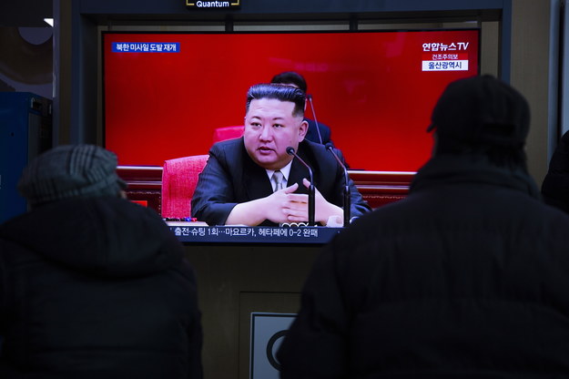 Ludzie w Seulu oglądający na telewizorze wystąpienie przywódcy Korei Północnej Kim Dzong Una /JEON HEON-KYUN /PAP/EPA