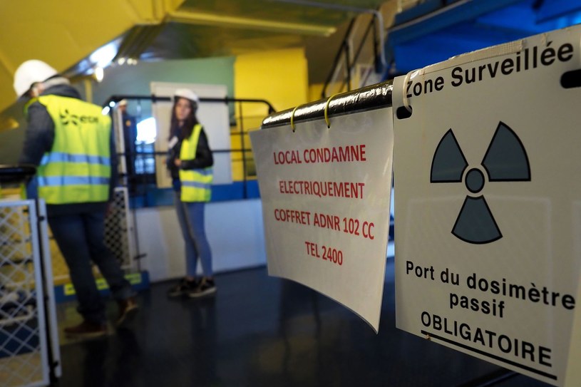 Ludzie widoczni na zdjęciu zwiedzają nieczynną elektrownię jądrową we Francji. Zdjęcie ilustracyjne /GUILLAUME SOUVANT /AFP