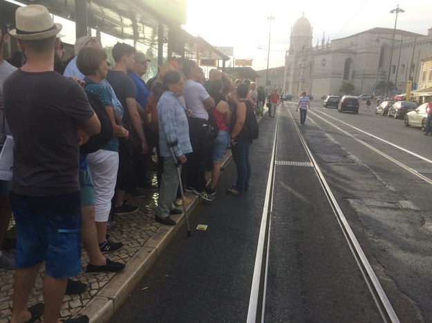 Ludzie wręcz wylewają się na jezdnię, czekając na łaskawy, pusty tramwaj /Patryk Serwanski /RMF FM