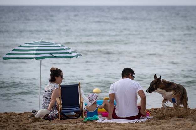Ludzie wypoczywający na barcelońskich plażach /ENRIC FONTCUBERTA /PAP/EPA