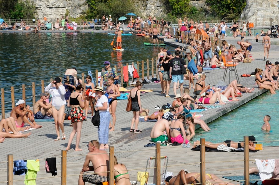 Ludzie wypoczywający na Zakrzówku w Krakowie /Shutterstock