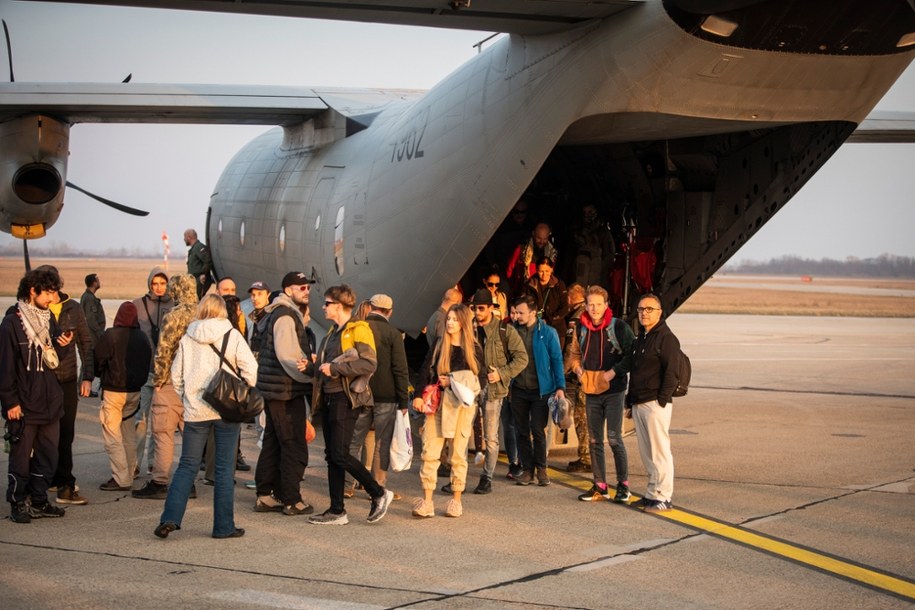 Ludzie wysiadają z samolotu słowackich sił zbrojnych przylatującego z Akaby w Jordanii do Bratysławy na Słowacji / EPA/JAKUB GAVLAK  /PAP