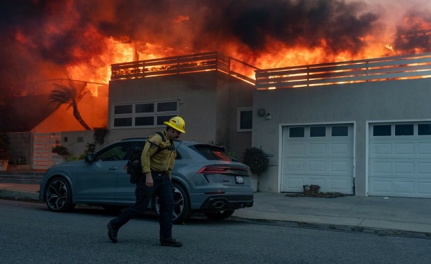 ​"Ludzie wysiadali z aut, płakali i krzyczeli". Wstrząsające relacje z Los Angeles
