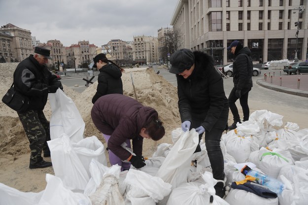 Ludzie wznoszący barykady z piasku na ulicach Kijowa /ZURAB KURTSIKIDZE /PAP/EPA
